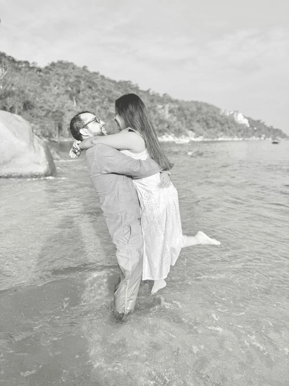 Ivan cargando a Alejandra en la playa